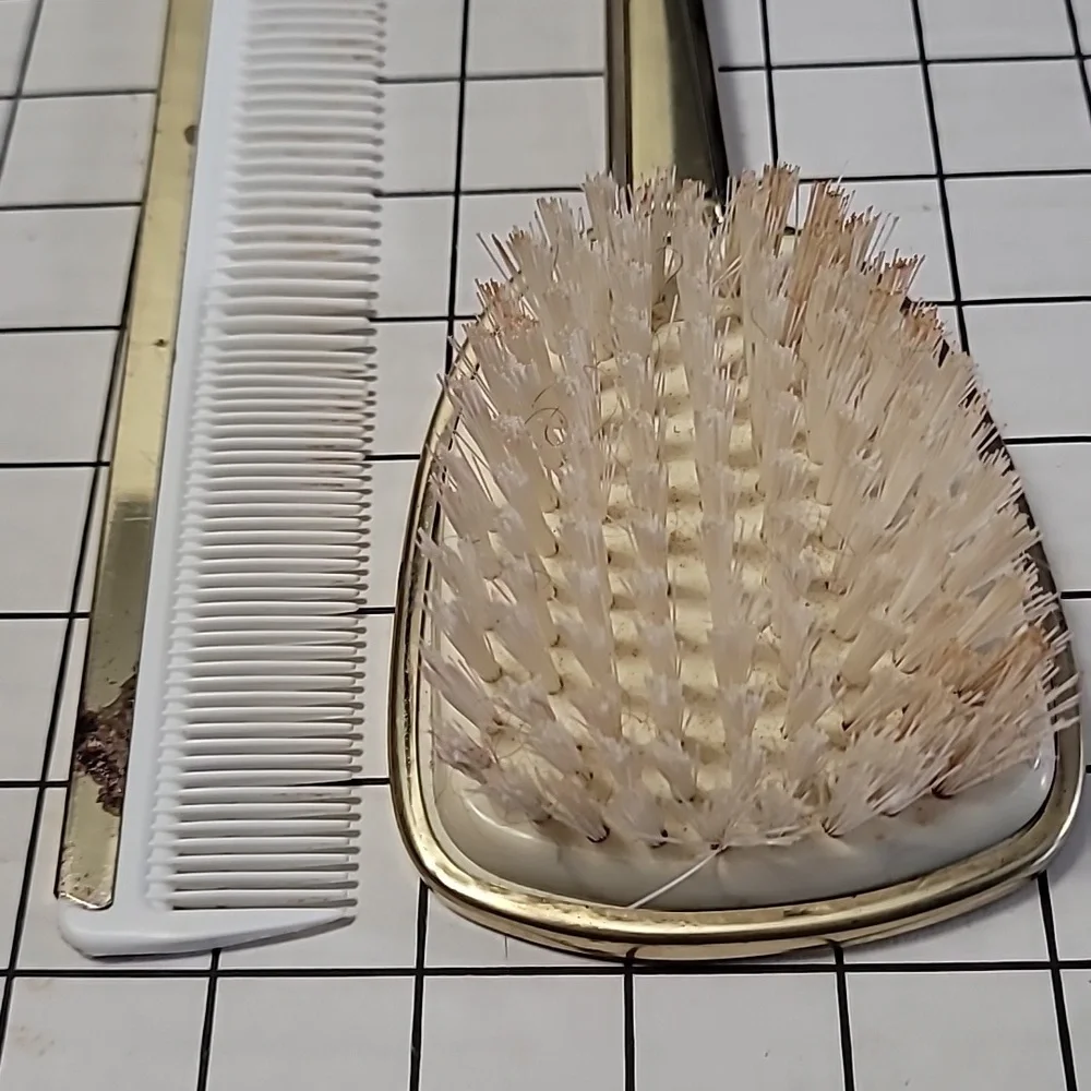 Vintage Brush and Comb Set‎